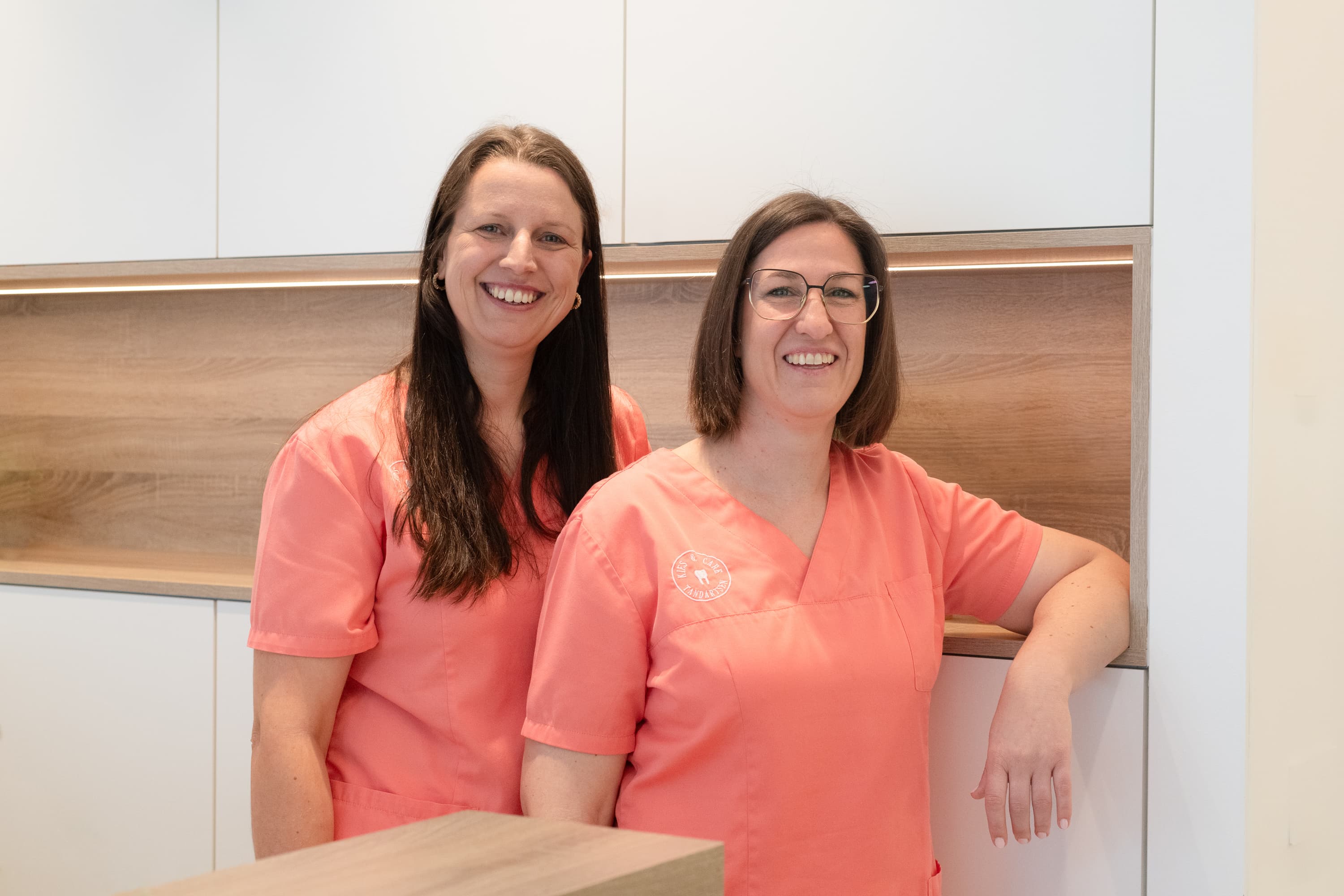 Bieke Vandewalle en Stefanie Ryngaert, tandartsassistentes